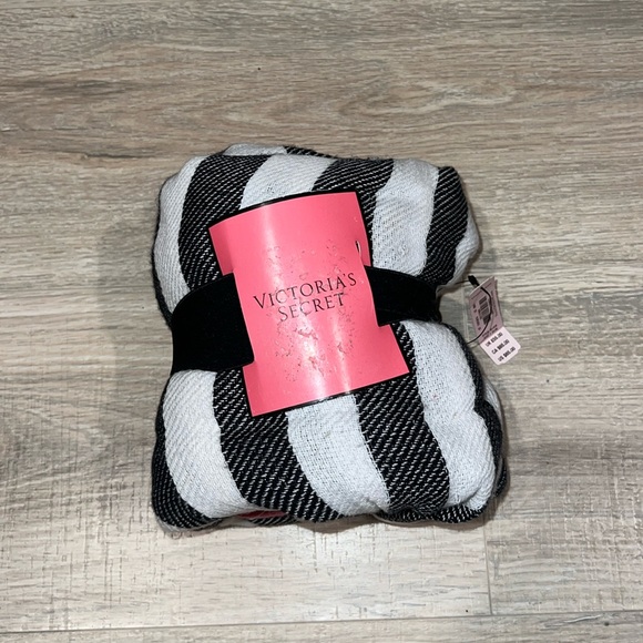 Victoria’s Secret black-and-white beach towel‎ NWT - Picture 1 of 3